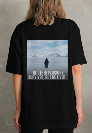 Kadın Oversize Tişört - Sırt Baskılı "Survivor Penguin" Temalı Felsefi Yazılı - Siyah