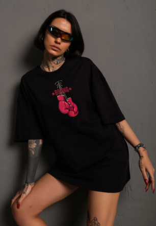kadın Bisiklet Yaka Boks eldiven Baskılı Oversize T-Shirt - Siyah